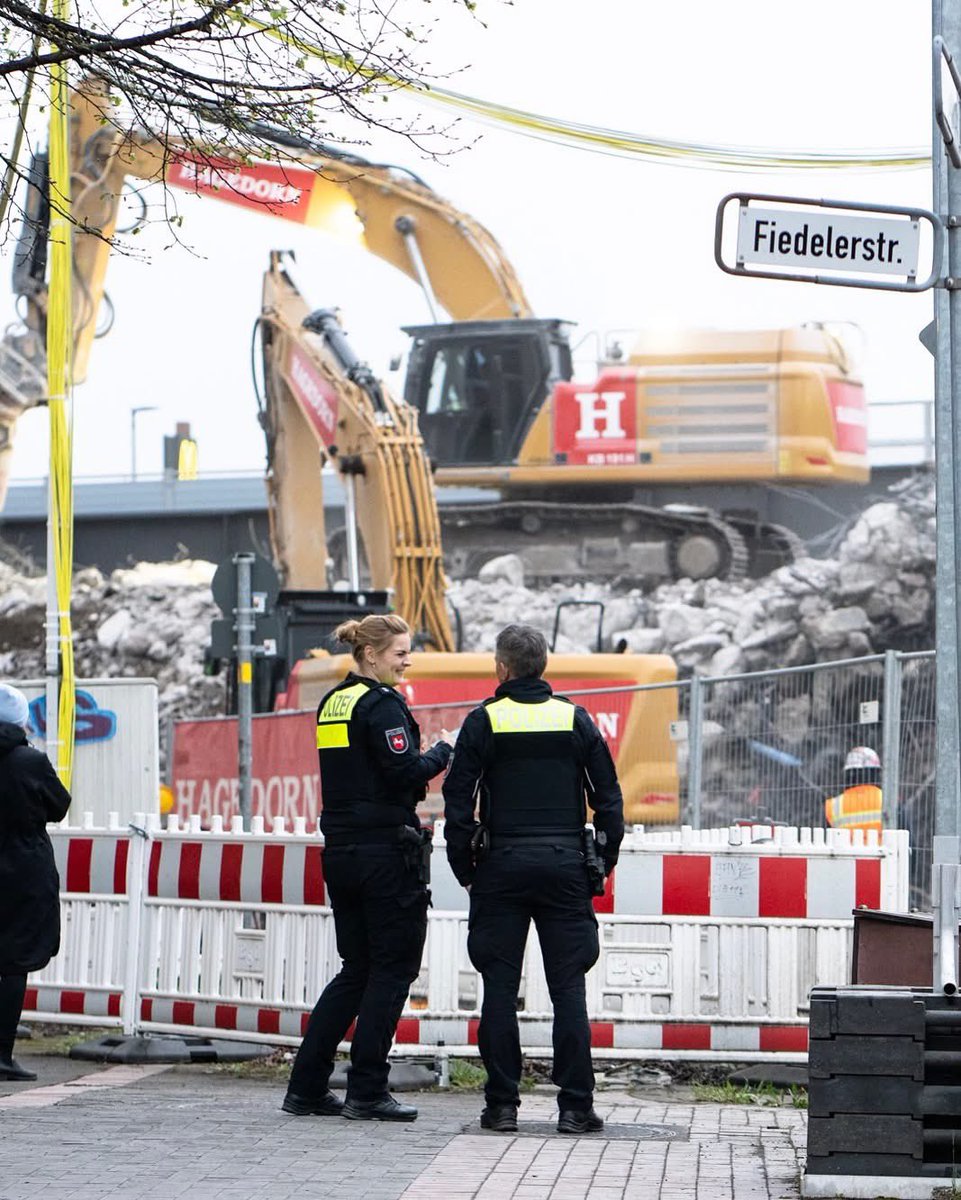 cewcommunity's tweet photo. Demolition in action in Germany 🇩🇪! Excavators are tearing down a structure next to a busy highway. What’s your take on urban demolition projects? #CivilEngineering #Construction #Demolition #CivilEng https://t.co/r9jKrOjiJd