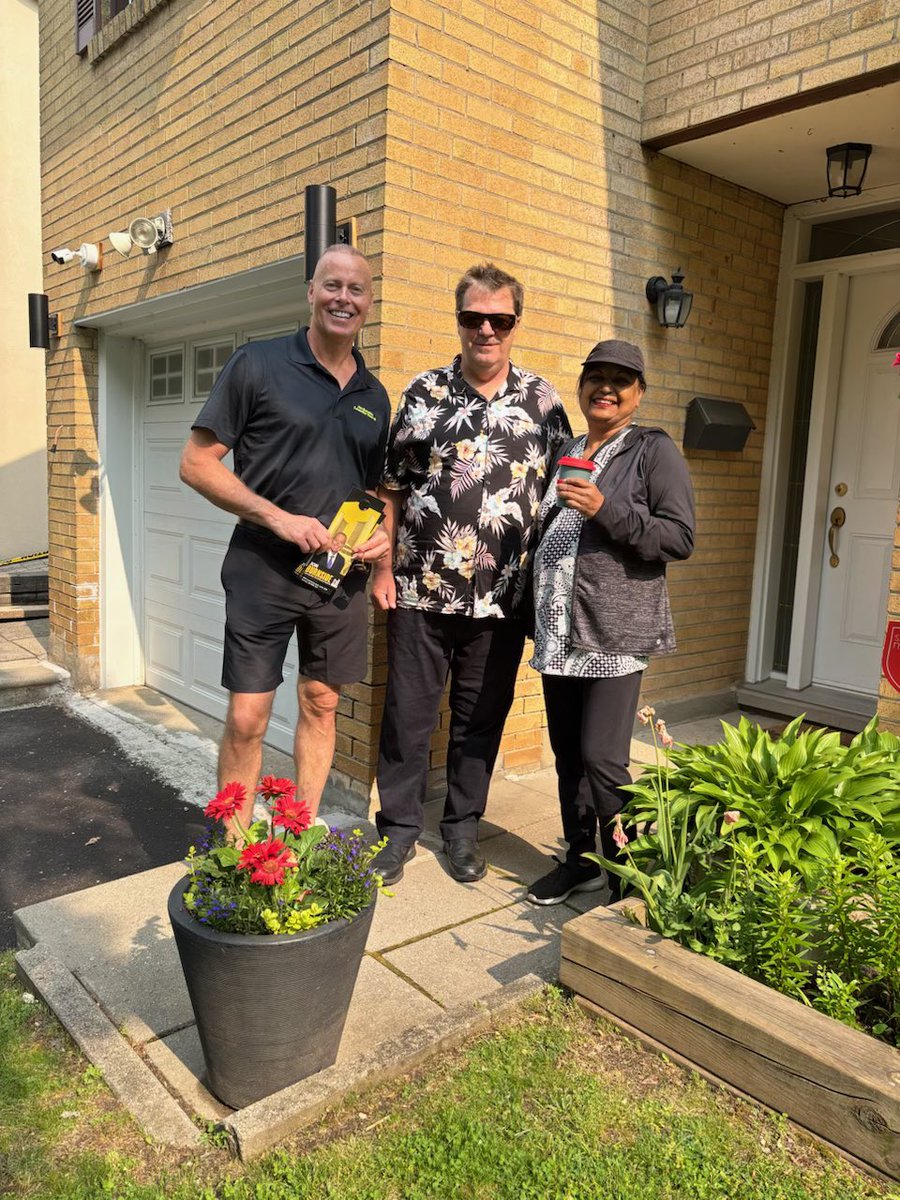 Spent a great Friday morning out in Don Mills chatting with folks on Cottonwood Dr, Foxden Rd, Wren Ct, and Redwing Pl for our #FridayInTheCommunity.

Always nice to catch up and hear what’s on your mind!

#Ward16 #DVE
