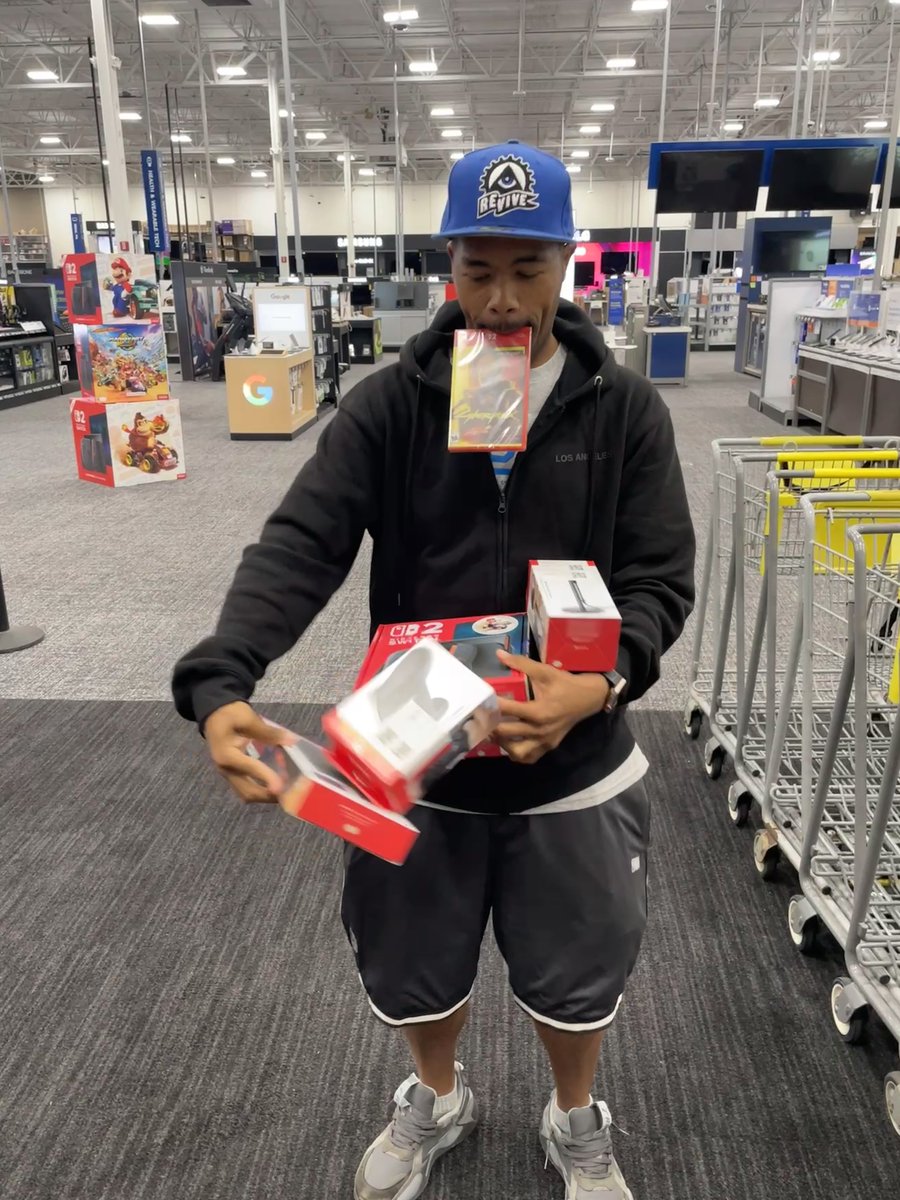 JStreetGaming's tweet photo. I had my hands full at the @NintendoAmerica Switch 2 midnight release at @BestBuy 🥴 #NintendoSwitch2 https://t.co/iIAnV6gQh8