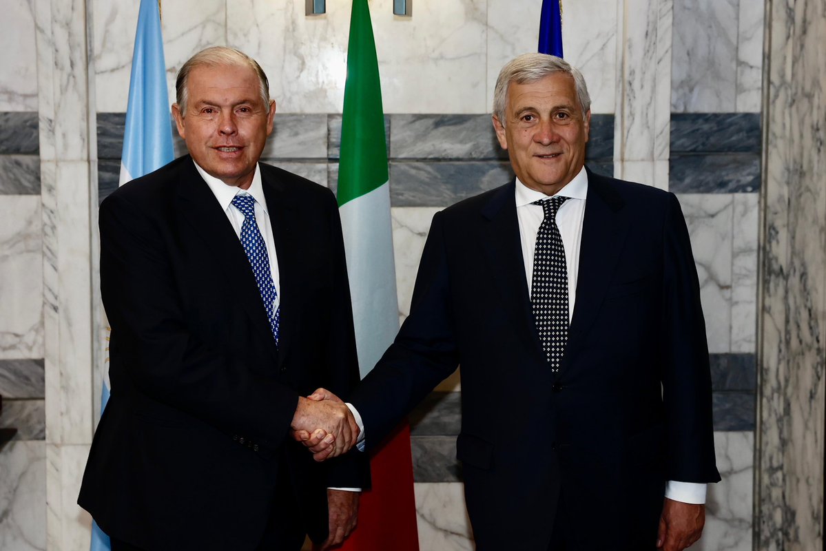 Antonio Tajani (@antonio_tajani) on Twitter photo Ho incontrato oggi alla #Farnesina il Ministro degli Esteri 🇦🇷 <a href="/wertheing/">Gerardo Werthein Oficial</a>.
L’amicizia con l’Argentina 🇮🇹🇦🇷 è strategica ed è rivolta al futuro sulla base dei forti legami storici che ci uniscono.
Siamo impegnati a rafforzare sempre di più la cooperazione economica tra le nostre Ho incontrato oggi alla #Farnesina il Ministro degli Esteri 🇦🇷 <a href="/wertheing/">Gerardo Werthein Oficial</a>.
L’amicizia con l’Argentina 🇮🇹🇦🇷 è strategica ed è rivolta al futuro sulla base dei forti legami storici che ci uniscono.
Siamo impegnati a rafforzare sempre di più la cooperazione economica tra le nostre