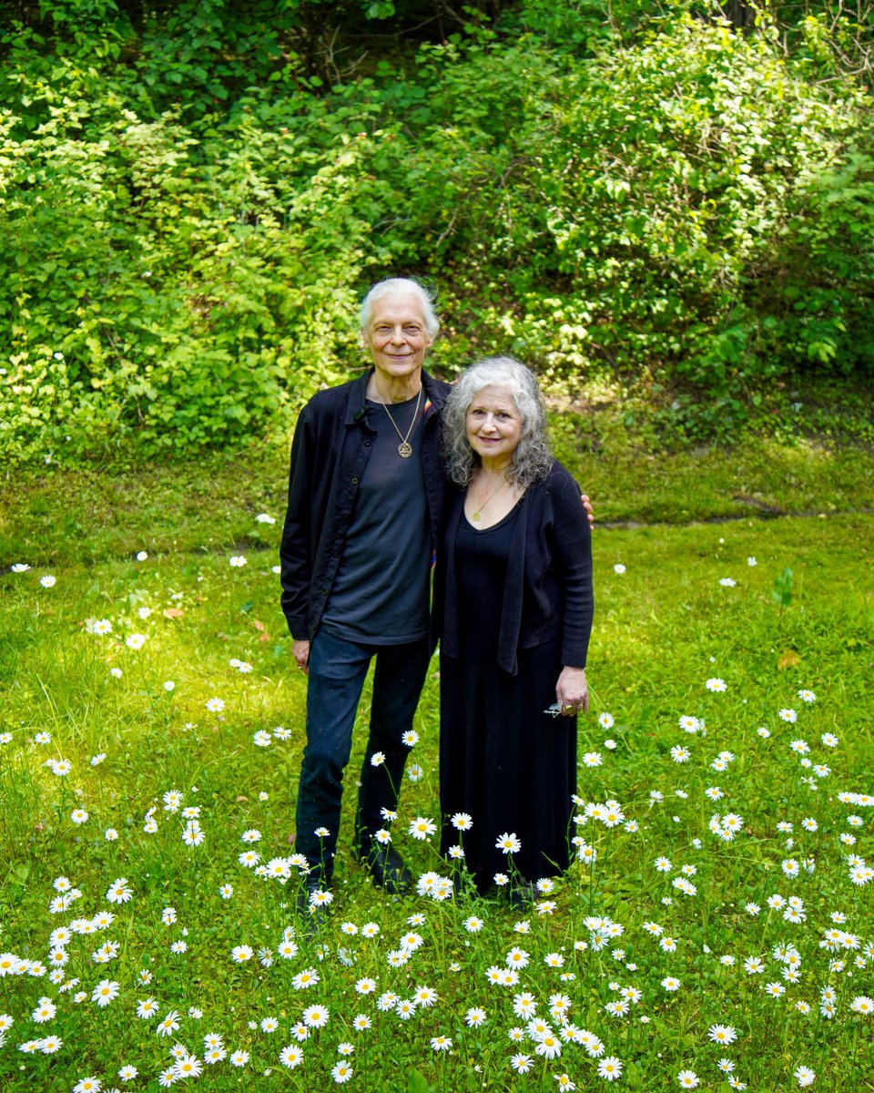 alexgreycosm's tweet image. Love in a Field of Daisies
Spring flowers are a Miracle.