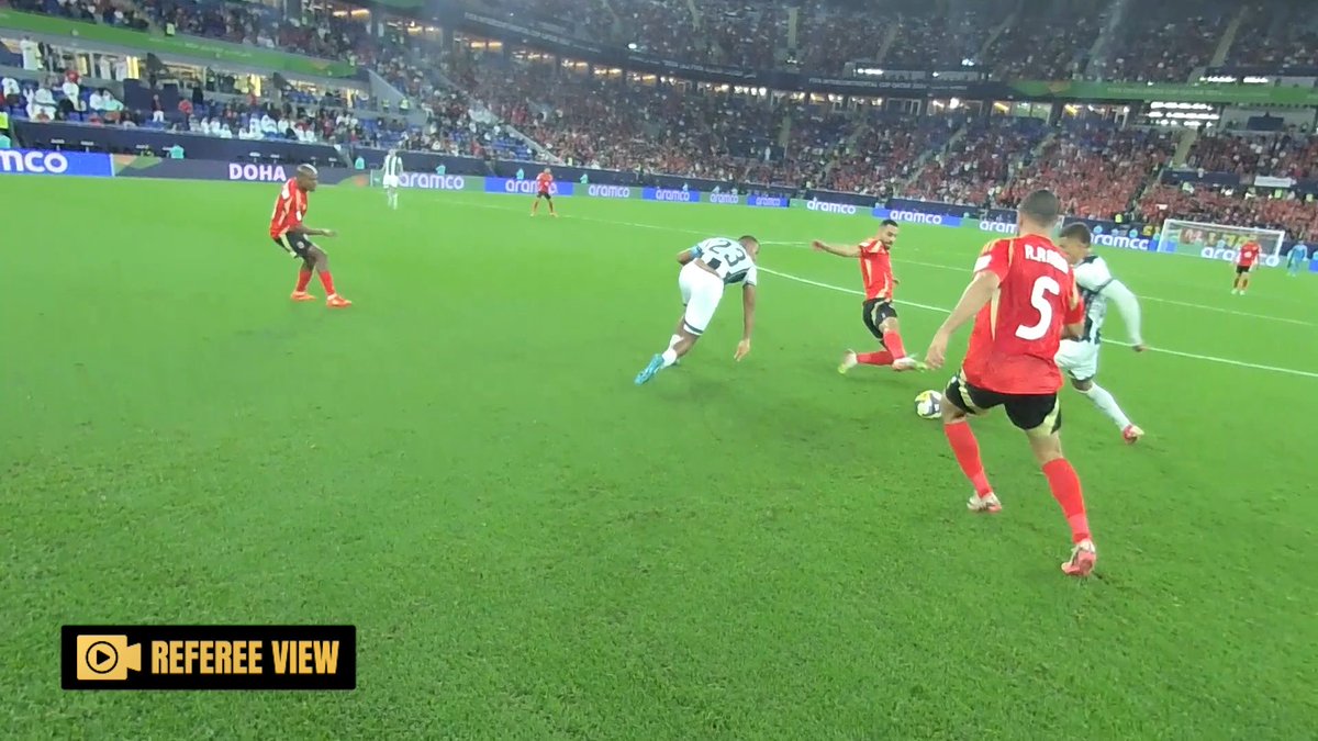 JacobsBen's tweet image. The Club World Cup will see a range of new innovations this summer.🏆

1⃣ Referees will wear body cameras with the footage used on live match broadcasts.

2⃣ Footage from referee monitor reviews will be aired live in stadiums.

3⃣ Advanced semi-automated offside technology will…