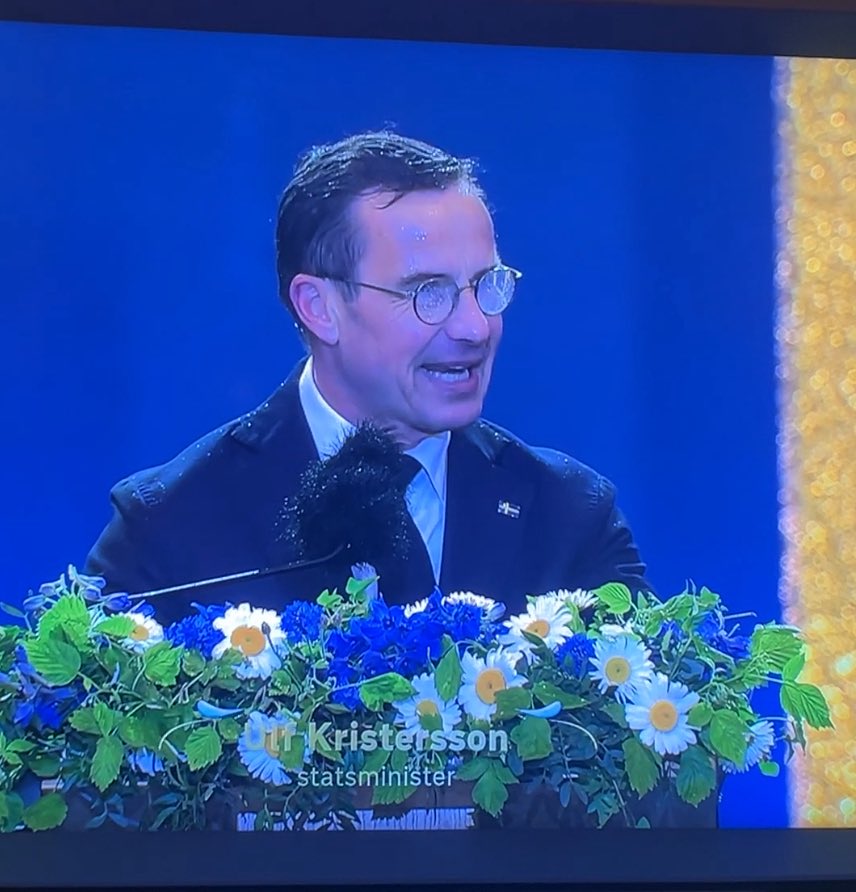 AmandaBrohman's tweet photo. Finns få saker som gör mig så drypande stolt över att vara svensk som när våra maktens män(niskor) står dyngsura och håller tal i ett folkhav i en kall regnig huvudstad. Utan paraply eller assistenter. 
Detta hade inte skett i andra länder. 
Mark my words🇸🇪💕 https://t.co/x114F5y4iq
