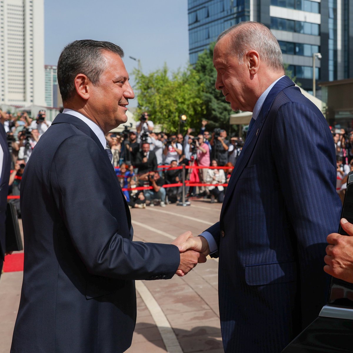 Özgür Özel, Erdoğan'ı geçerek Türkiye'nin en çok beğenilen siyasi lideri oldu.

(ORC Araştırma)