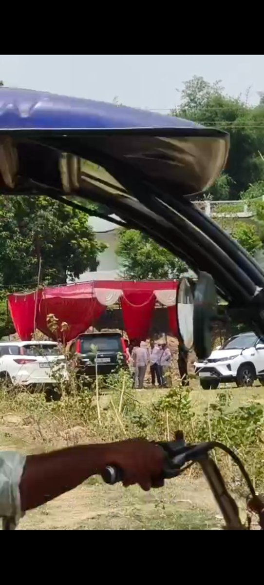 pandeyroh's tweet image. ग्राम बनियाबारी तहसील खलीलाबाद के गाटा 35/0.019कृषि पट्टा कीभूमि का धोखाधड़ी करके बैनामा किया गया है एवं गुंडों दम पर रोहित पाण्डेयs/oऋषिकेश द्वारा कब्जा किया जा रहा है।रोहित पाण्डेय द्वारा गुंडों के साथ निर्माण करवाया जा रहा है SDM helping him @myogioffice @myogiadityanath