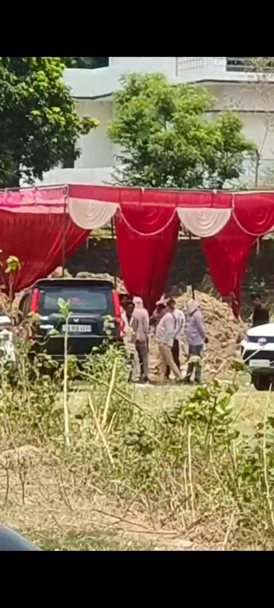 pandeyroh's tweet image. ग्राम बनियाबारी तहसील खलीलाबाद के गाटा 35/0.019कृषि पट्टा कीभूमि का धोखाधड़ी करके बैनामा किया गया है एवं गुंडों दम पर रोहित पाण्डेयs/oऋषिकेश द्वारा कब्जा किया जा रहा है।रोहित पाण्डेय द्वारा गुंडों के साथ निर्माण करवाया जा रहा है SDM helping him @myogioffice @myogiadityanath