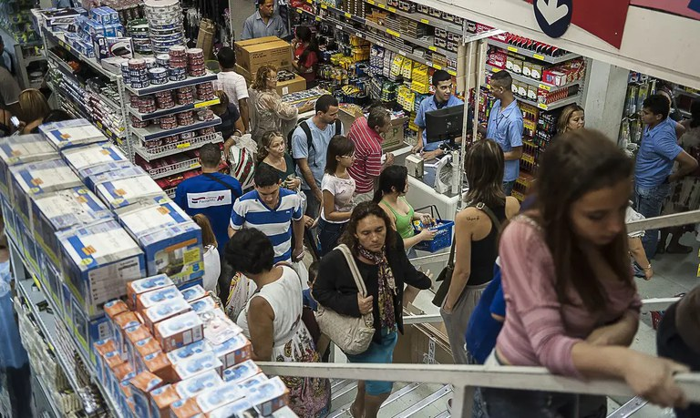 “O PT fica vivendo da ilusão de que a economia vai bem. Quando qualquer pessoa que sai na rua, vai no supermercado, vai na feira, conversa com as pessoas, sabe que o negócio está indo de mal a pior. A insatisfação é generalizada.” <a href="/Ruicpimenta29/">Rui Costa Pimenta</a> comenta durante entrevista na