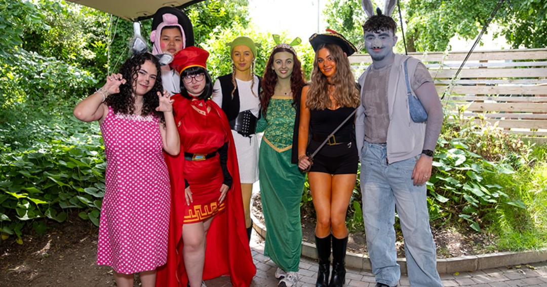🧚 Congratulations to all of our final year Veterinary Nursing students who celebrated their final day of lectures last week. They continued the RVC tradition of attending their final lectures in fancy dress.