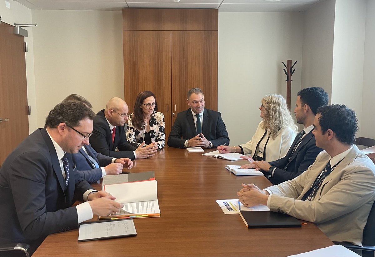 DanielMitov's tweet image. π§π¬π€πΊπΈ In my meeting with Cartland Whaley at the State Dept, I made it clear: π§π¬ must be a reliable barrier against fentanyl and drug trafficking entering πͺπΊ.
Together with top Bulgarian police chiefs, we discussed joint action on drugs, money laundering & counterfeit currency.