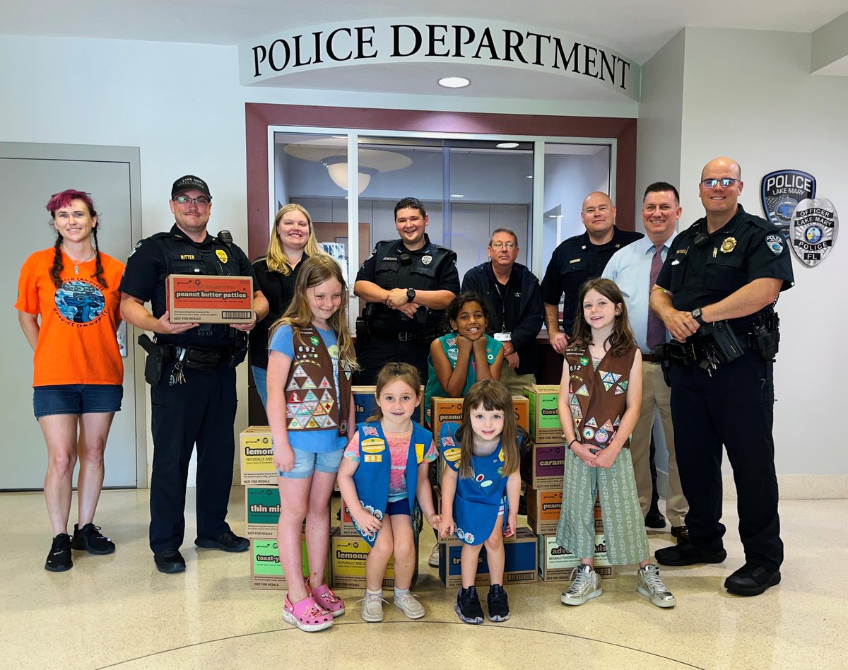 🍪💚 Sweet surprise alert! 💚🍪

A big thank you to the amazing Girl Scout Troop 692 for dropping off delicious cookies to our officers today! Keep shining, girls! 🌟