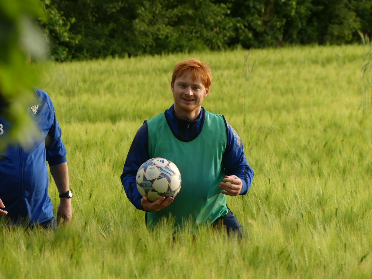1. Kreisklasse Erzgebirge Ost, der SSV Wildenstein kickt auf dem Sportplatz an der Floßmühler Höh' in Borstendorf und besiegt den FC Sehmatal mit 6:2. So oft wird hier nicht gespielt, die 5 Groundhopper*innen freut es.