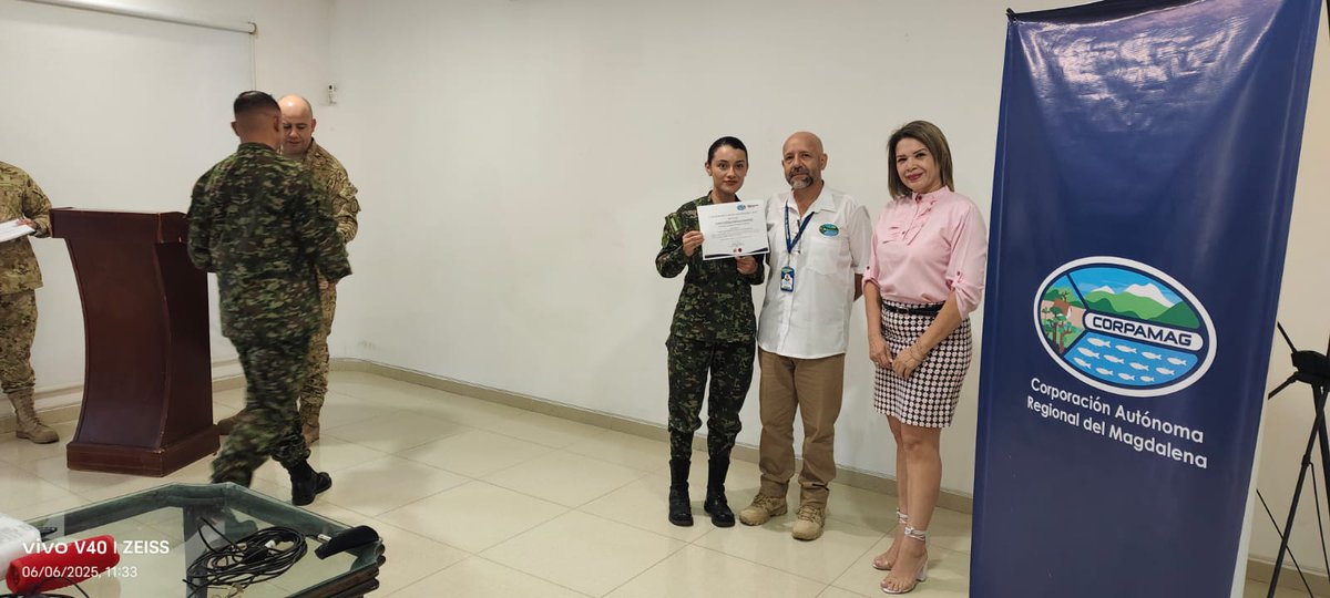 UniCaribe_'s tweet photo. #FlashInfotep 🤳
Culminó el proceso de formación ambiental a soldados del Batallón Córdova de Santa Marta, en el marco del #diadelmedioambiente y en alianza con @CORPAMAG
30 hombres de este cantón militar recibieron nuestra certificación conjunta luego de 20 horas de formación que incluyeron una actividad de siembra de árboles en la Institución Educativa Distrital Normal Superior San Pedro Alejandrino.
Gracias al convenio con la Corporación Autónoma Regional del Magdalena, aportamos a la formación ambiental de la ciudadanía, generando procesos de empoderamiento y transformación que ayuden a la preservación y sostenibilidad de nuestra Región Caribe.