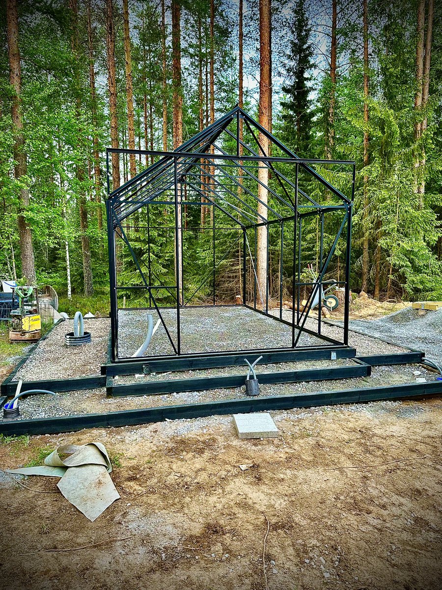 Se on muuten semmonen homma, että jos Ikean kasaaminen ei tunnu missään, niin suosittelen kovasti tämmöistä kasvihuonetta. 789 000 osaa, kuvat on piirtänyt joku umpisokea kiinalainen sushikokki ja ohjeet on muutenkin perseestä. 
No kaksi iltaa meni että on kasassa laseja vaille.