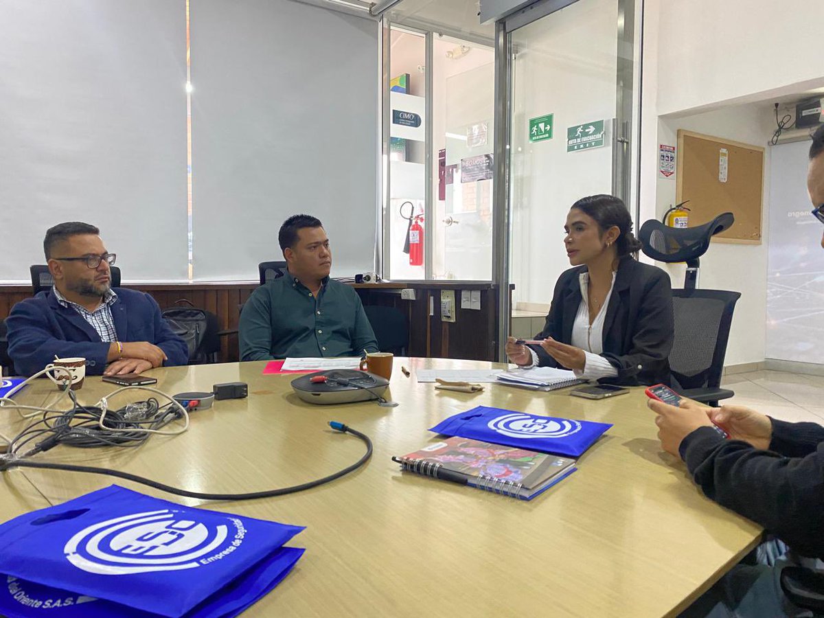 asointermedias's tweet photo. 🤝 Las #CiudadesIntermedias se conectan y aprenden entre sí.
🔹Acompañamos al secretario de seguridad de @alcaldiabarranc en su visita a @AlcRionegro, donde nos reunimos con la gerente de @ESORionegro y la secretaria de Gobierno de la #Ciudadintermedia. Experiencias ejemplares como la #ESO y el centro de monitoreo inspiran acciones que fortalecerán la seguridad y la gestión pública en #Barrancabermeja.