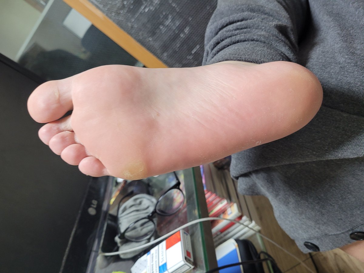 니들 내 발바닥 핥는 영광 가질 수 있으면 얼마 바칠래? 돈만 잘주면 원없이 발바닥에 쳐뭍은 먼지, 이물질, 각질 실컷 먹는다