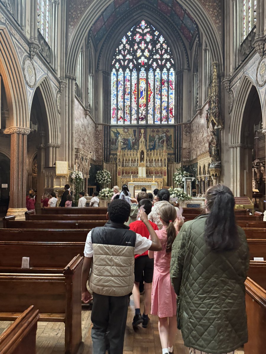 splcoleman's tweet image. Today we welcomed St George's Hanover Square school for their Pentecost Eucharist. We began at school and processed through @FarmStChurch before celebrating the Eucharist at Grosvenor Chapel. It was wonderful to welcome Fr Dominic SJ from Farm St as our preacher.