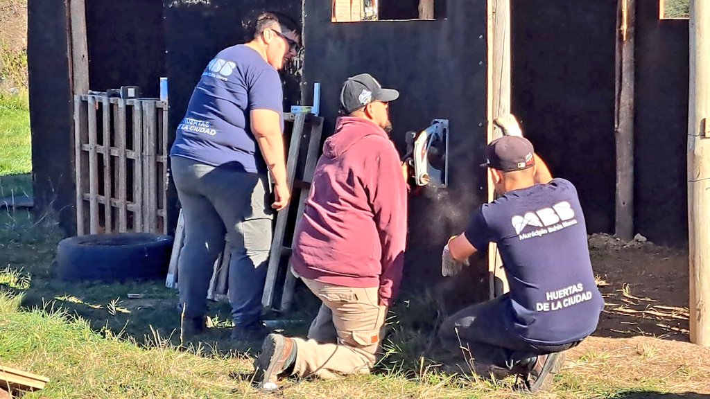 Val_Fabian's tweet photo. Hoy comenzamos con la puesta en valor del invernadero del Centro de Día de #APAdeA 🌱.

#APAdeA, la Asociación Argentina de Padres de Autistas, trabaja cada día con amor, compromiso y paciencia para acompañar a personas con #TEA y sus familias.
Su Centro de Día en #Bahía es un espacio de contención, aprendizaje y crecimiento.💫

Recuperar el invernadero no es solo arreglar un lugar: es renovar un proyecto de vida, porque cada semilla que se planta ahí fortalece la autoestima, la autonomía y el vínculo con la naturaleza y con los otros.🙌

Hoy no solo volvimos a poner en marcha la ilusion de su espacio productivo🌱, también reafirmamos que la inclusión se construye con hechos, con escucha y con presencia.

Gracias a toda la comunidad de #APAdeA por abrirnos las puertas, por confiar, por enseñarnos tanto, al Delegado @nicodiazbender, por su colaboracion y empatia, a todo mi equipo de #HuertasDeLaCiudad🍅🥦🌼 del @MunicipioBahia y especialmente a @fsusbielles, quien siempre nos potencia en nuestra hermosa tarea diaria.

Seguimos caminando juntos, cultivando una ciudad más justa, humana e inclusiva. 💚

#EnEquipo🙌
