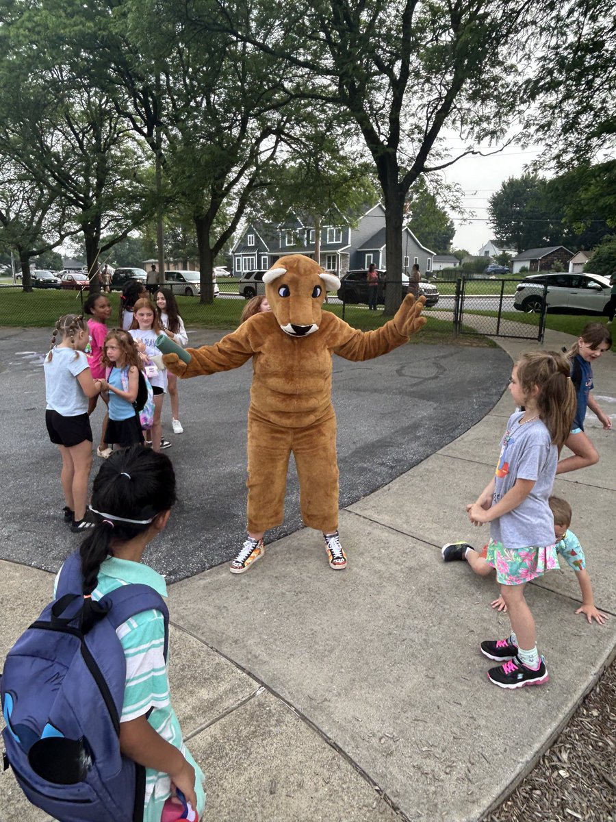 Lots of excitement this morning! ⁦<a href="/PalmyraSchools/">Palmyra Area SD</a>⁩ #highfivefridays #lastdayofschool