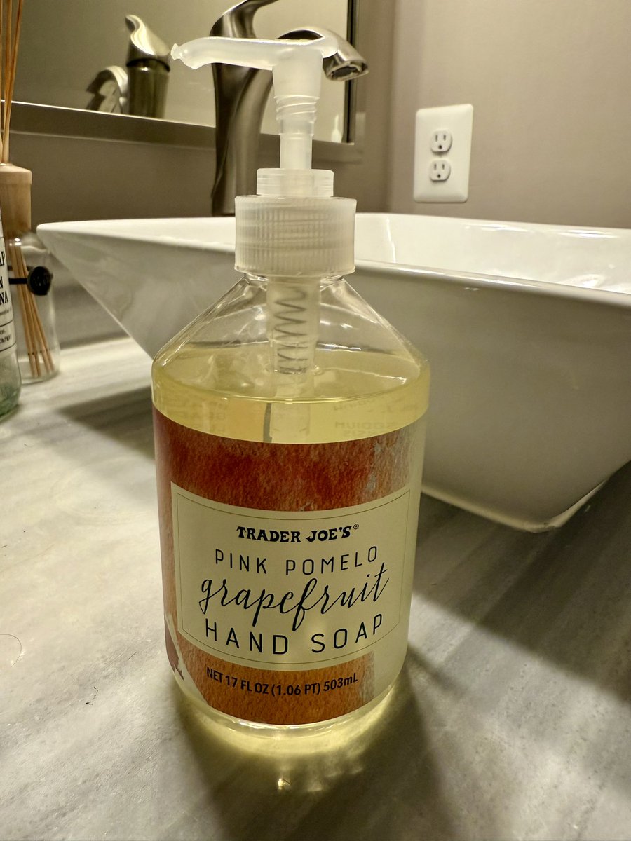 lovelyyukkieusa's tweet image. 在米の皆様！
こちらのハンドソープ、いつ発売だったかご存知の方いらっしゃいますか？
トレジョの期間限定の商品は 毎年同時頃の季節？月？に販売してることが多いので、ぜひ次回 買い溜めしたいなぁと思いまして。
これ過去一いい香りで、手を洗うたびにハッピーになれるんです🥰 #TraderJoe