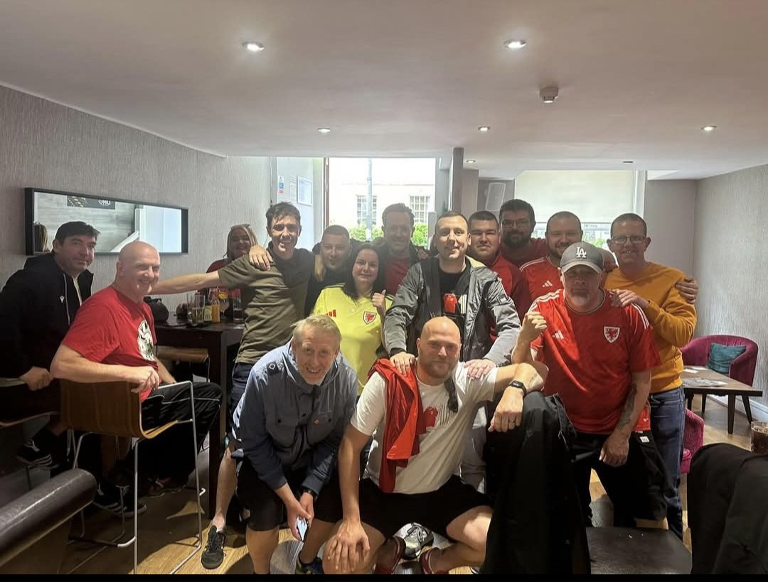 Just casually photo bombing ✌️😂