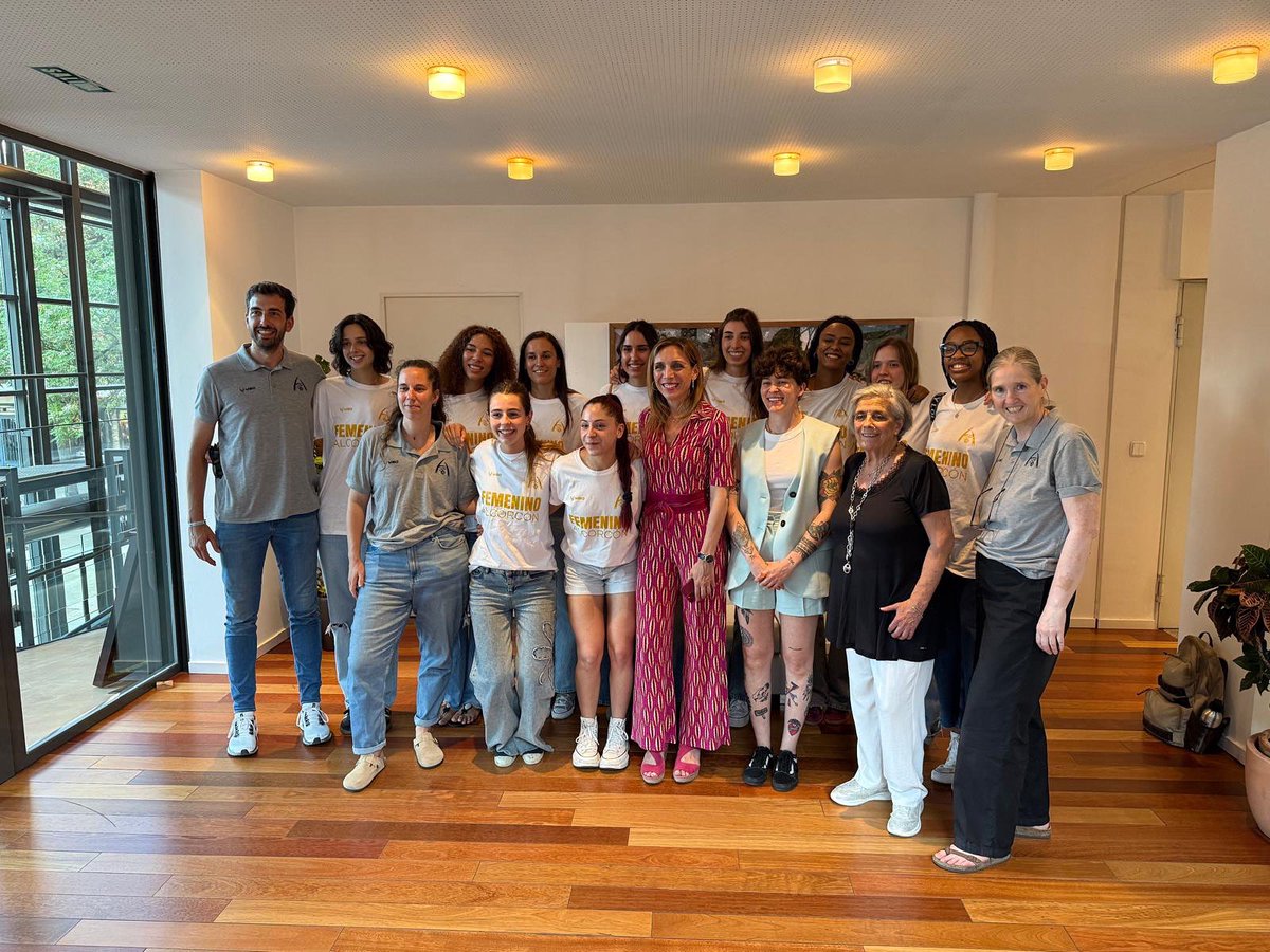 FEMENINO ALCORCÓN (@femeninalcorcon) on Twitter photo Gracias al <a href="/AytoAlcorcon/">Ayuntamiento de Alcorcón</a> por apoyar el deporte femenino 🙌
Hoy hemos vivido una tarde muy especial en la que la Alcaldesa y la concejala <a href="/cmartinrubio/">Carmen Martín</a> nos ha recibido y para destacar el trabajo que venimos realizando durante la temporada.
Muchas gracias 💛🙌
#YosoydelFA Gracias al <a href="/AytoAlcorcon/">Ayuntamiento de Alcorcón</a> por apoyar el deporte femenino 🙌
Hoy hemos vivido una tarde muy especial en la que la Alcaldesa y la concejala <a href="/cmartinrubio/">Carmen Martín</a> nos ha recibido y para destacar el trabajo que venimos realizando durante la temporada.
Muchas gracias 💛🙌
#YosoydelFA