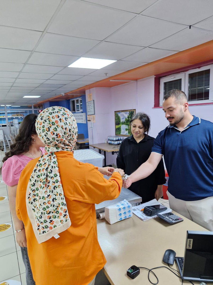 BitlisKYGM's tweet photo. Ailelerinden uzakta olan öğrencilerimiz bu bayramda yalnız bırakılmadı. Herkese iyi bayramlar!🍬

📍Beşminare Yurdu
@OA_BAK @gencliksporbak https://t.co/vdx1ECvlBb