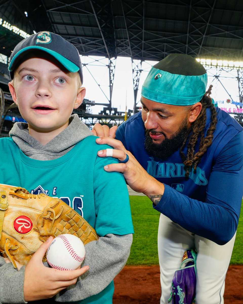 Seattle Mariners (@mariners) on Twitter photo 13-year-old Hudson overcame heart failure, received a heart transplant in 2022 at <a href="/seattlechildren/">Seattle Children's</a> and is stronger than ever.
Our Bullpen Coach Tony Arnerich has undergone two open-heart surgeries and invited Hudson to hang with players during BP after hearing his story 💙 13-year-old Hudson overcame heart failure, received a heart transplant in 2022 at <a href="/seattlechildren/">Seattle Children's</a> and is stronger than ever.
Our Bullpen Coach Tony Arnerich has undergone two open-heart surgeries and invited Hudson to hang with players during BP after hearing his story 💙