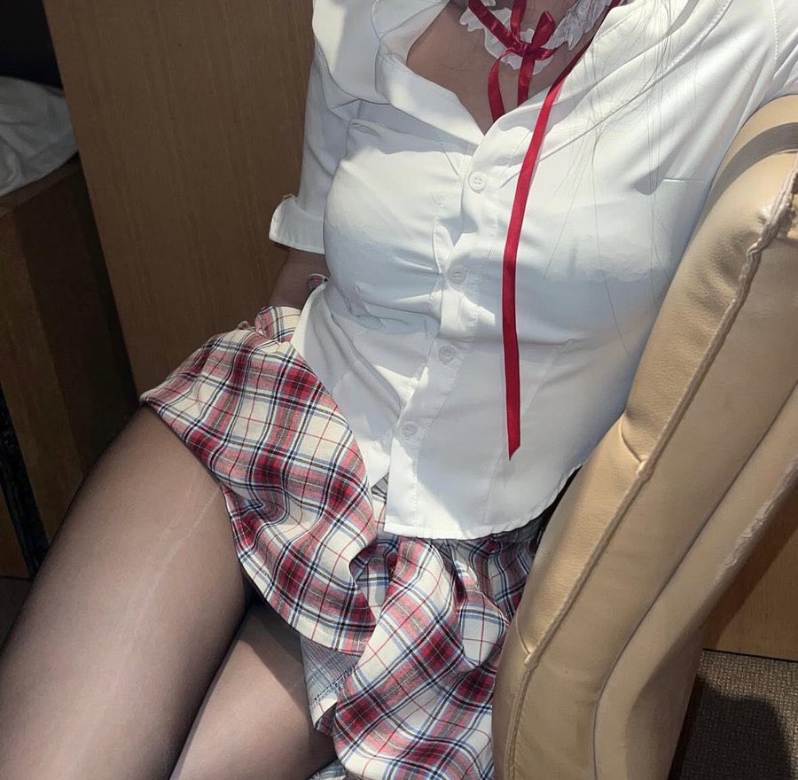 #多伦多：小问题 ：男生做的时候先接吻还是先摸奶.