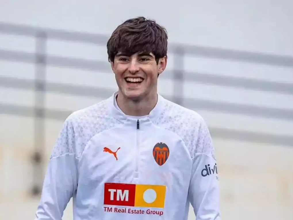 Tener el sentimiento de un aficionado 🦇 y padecer la gestión de Meriton debe ser un suplicio

Javi Guerra siempre en mi equipo😍😍

Ojalá Meriton se dé cuenta de quién debe ser si o si, la bandera de este equipo.

¡Renovación YA!