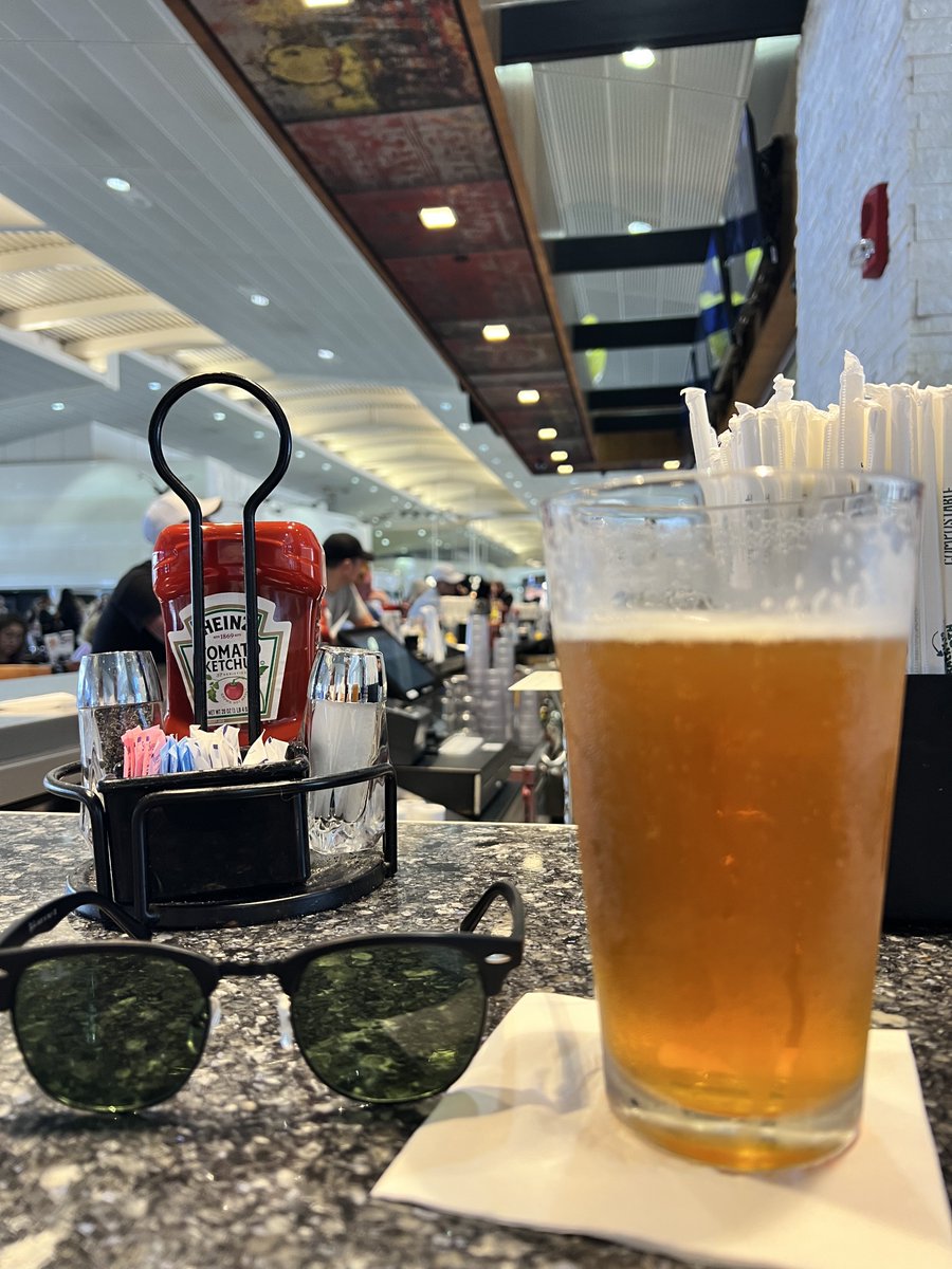Having an airport beer at Ducky’s in honor of another Rays win and Evan Longoria 🍺

#RaysUp