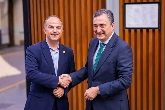 Tras defender el uso del euskera en la Conferencia de presidentes, el vasco Aitor Esteban se ha reunido hoy con el catalán Jordi Turull y han charlado en español, sin intérpretes.