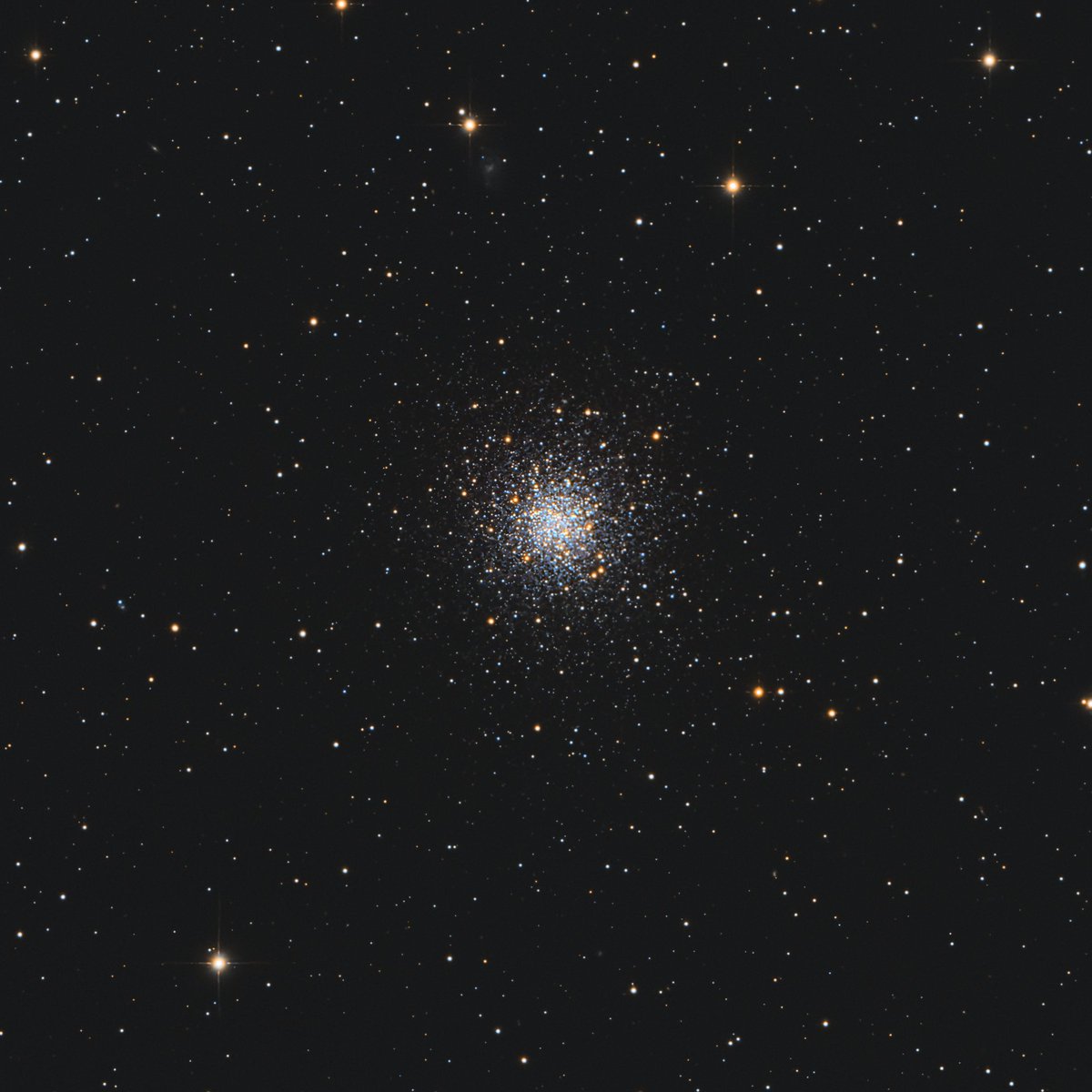 chucksastropho1's tweet image. Hello everyone, here is my latest capture.  Messier 68 is a globular cluster that is easily home to over 100,000 stars.  It&apos;s 33,600 light-years away from Earth.  

Celestron RASA telescope
ZWO ASI533MC color camera
Antlia L-Filter
Starfront Observatories, TX