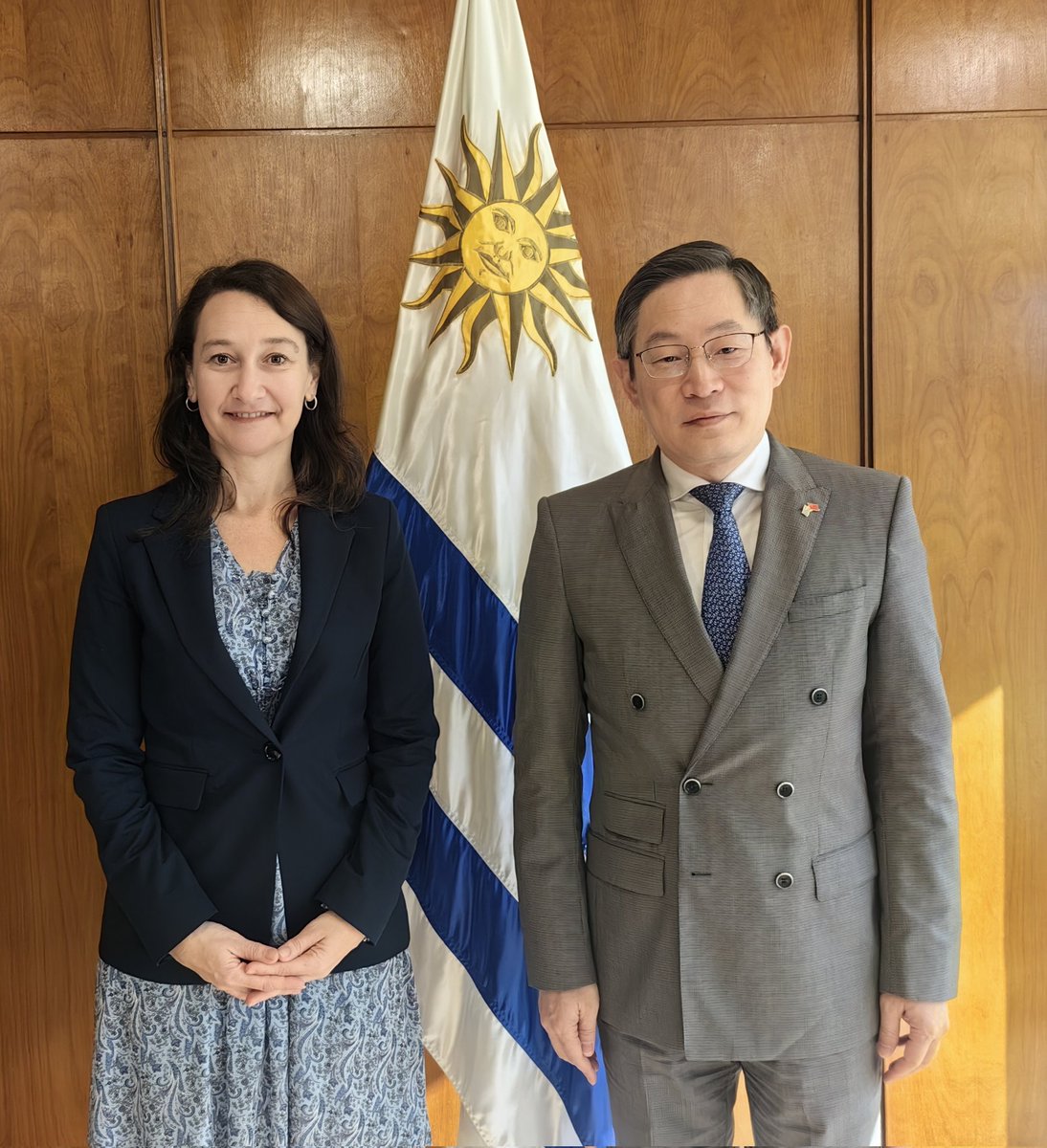 Huang Yazhong (@embajadorcn_uy) on Twitter photo Un honor ser recibido por la Subsecretaria de <a href="/CancilleriaUy/">Cancillería Uruguay 🇺🇾</a> Emb. Valeria Csukasi y revisamos la agenda bilateral entre China y Uruguay. Un honor ser recibido por la Subsecretaria de <a href="/CancilleriaUy/">Cancillería Uruguay 🇺🇾</a> Emb. Valeria Csukasi y revisamos la agenda bilateral entre China y Uruguay.