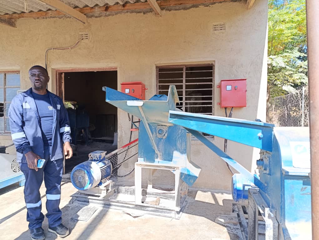 Milton Tinashe Makumbe (@milton_makumbe) on Twitter photo Innovative fish feed production! FISH4ACP project boosts sustainability with Black Soldier Fly (BSF) production & feed processing equipment funded by <a href="/EU_Commission/">European Commission</a> & <a href="/BMZ_Bund/">Bundesentwicklungsministerium</a>, partnering <a href="/DeptFisheriesa1/">Fisheries and Aquaculture Resources Dept, Zimbabwe</a> & <a href="/ChinhoyiCUT/">Chinhoyi University</a> in Manicaland Province. Innovative fish feed production! FISH4ACP project boosts sustainability with Black Soldier Fly (BSF) production & feed processing equipment funded by <a href="/EU_Commission/">European Commission</a> & <a href="/BMZ_Bund/">Bundesentwicklungsministerium</a>, partnering <a href="/DeptFisheriesa1/">Fisheries and Aquaculture Resources Dept, Zimbabwe</a> & <a href="/ChinhoyiCUT/">Chinhoyi University</a> in Manicaland Province.
