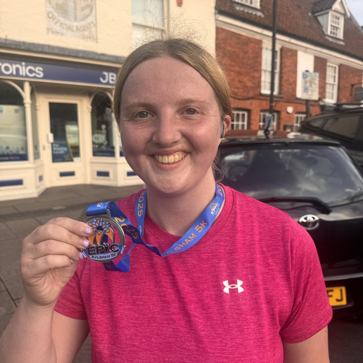 One month ago today I tried to end my life. Every day since, I’ve had to battle against my brain &amp; somehow keep moving forward…

So taking part in a race today, and getting this medal, feels like a massive achievement ❤️