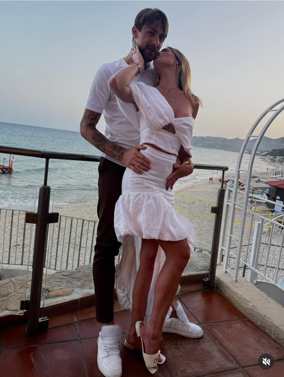 TNeroazzurro's tweet image. L&apos;italia sta perdendo 3-0 con la Norvegia

Acerbi nel frattempo: ✊🏼✊🏼✊🏼

Abbiamo vinto ace.🥂❤️

#NorvegiaItalia 
#SpallettiOut