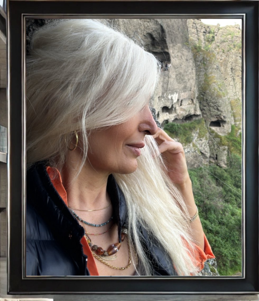 Ensesinden tutacaksın hayatın..
Sımsıkı..
Boşvereceksin..
Giden gidecek.
Biten bitecek.
Sen gitmeyeceksin...

#iyigeceler 
#iyibayramlar