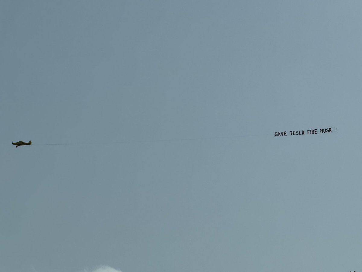 Meanwhile in Florida's sky <a href="/Tesla/">Tesla</a> <a href="/elonmusk/">Elon Musk</a>