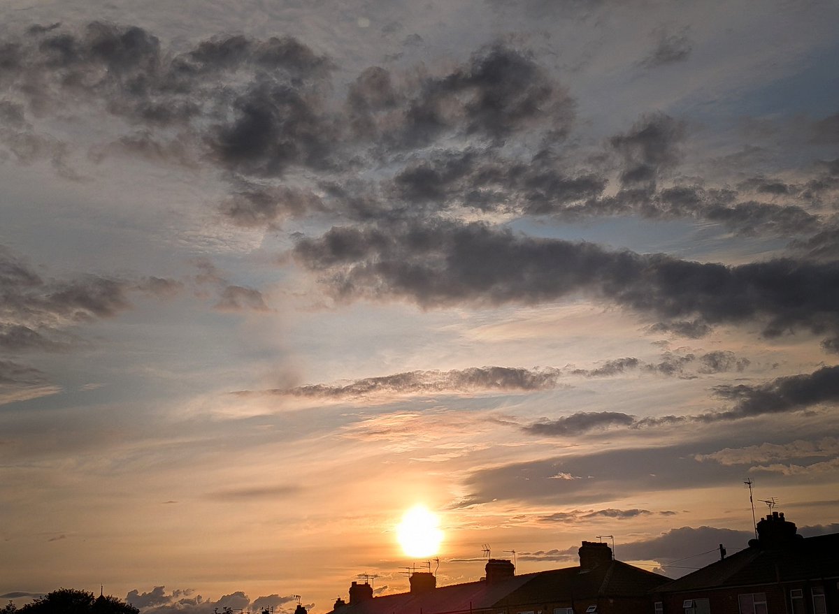 Urban sunset
#urbansunset
#sunset
#kingstonuponhull 
<a href="/ThePhotoHour/">#ThePhotoHour</a>