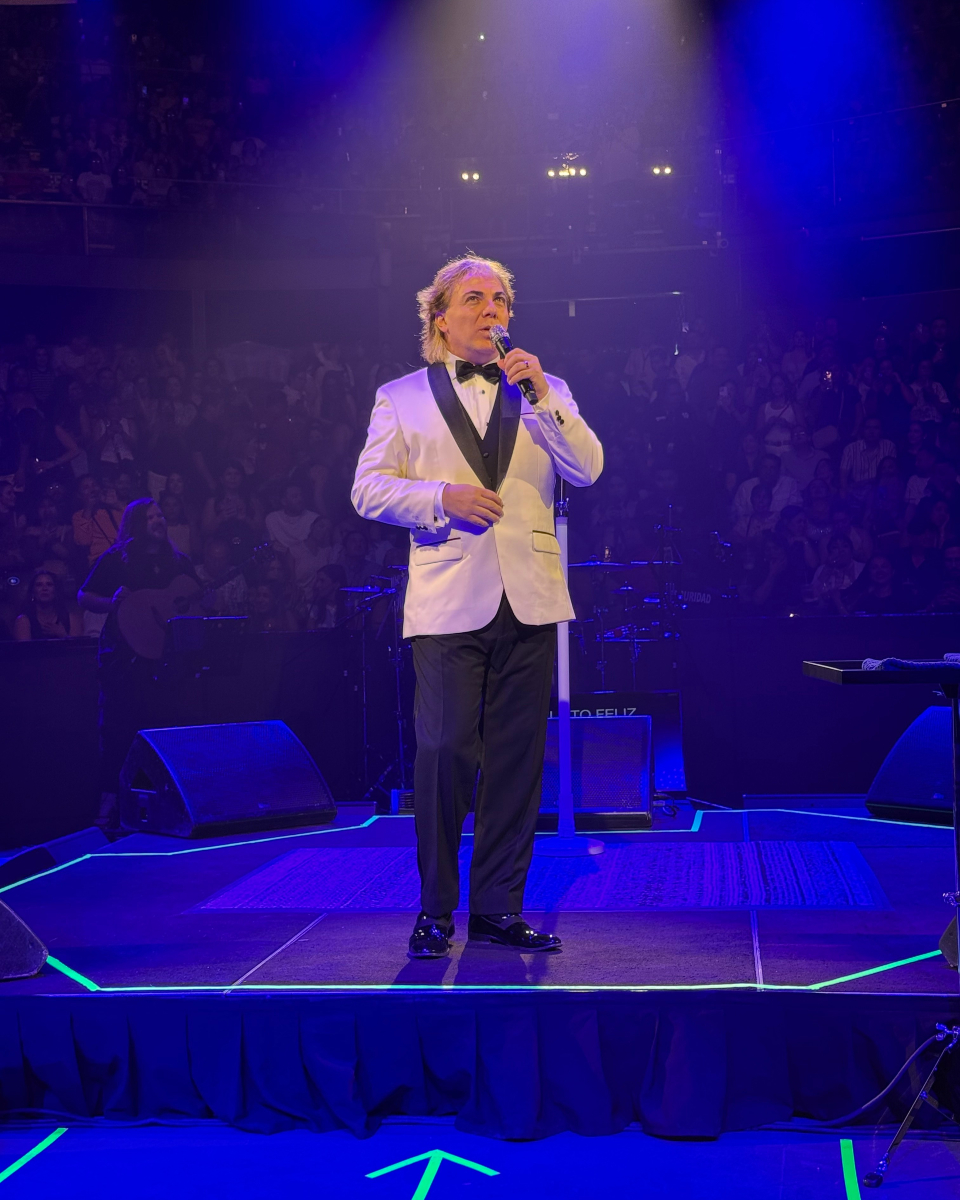🎙️ Cristian Castro sobre el escenario es pura emoción hecha música.
Cada nota, cada mirada, cada aplauso… se convierte en un recuerdo que se queda para siempre. 💫

#CristianCastro #HitsTour2025 #GeneraMusica #MomentosQueVibran #LeyendaDelPopLatino
