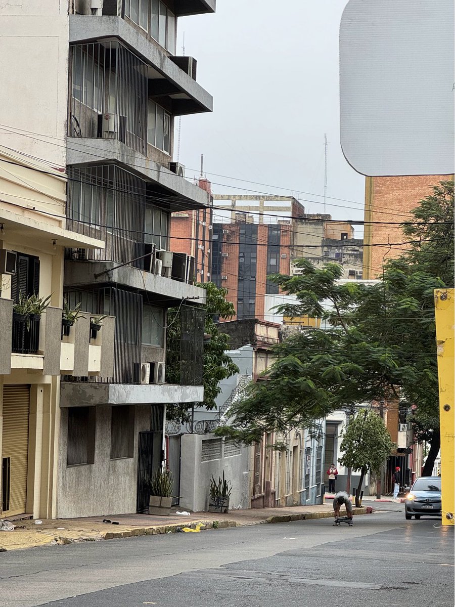 asuncionrealpy's tweet photo. Hombre con brote psicótico se baja los pantalones en medio de la calle https://t.co/u2ekKfhmrT