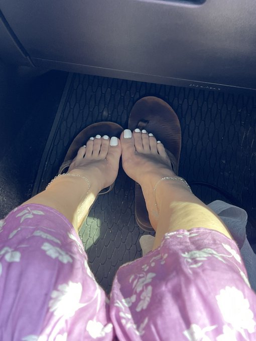 2 pic. Selfie &amp; Toes always my fav combo 😘 https://t.co/9hergb1Jc3<a href="/tag/nationalbikiniday"class="tags"><span>#nationalbikiniday</span></a>