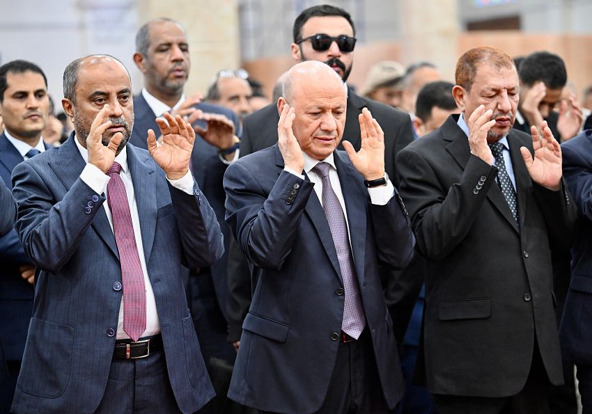 أديتُ صلاة عيد الأضحى المبارك مع فخامة الأخ رئيس مجلس القيادة الرئاسي الدكتور رشاد العليمي، ودولة رئيس مجلس الوزراء الأستاذ سالم بن بريك، وعدد من الإخوة أعضاء مجلس الوزراء، وجموع غفيرة من أبناء شعبنا الكريم في العاصمة المؤقتة عدن.