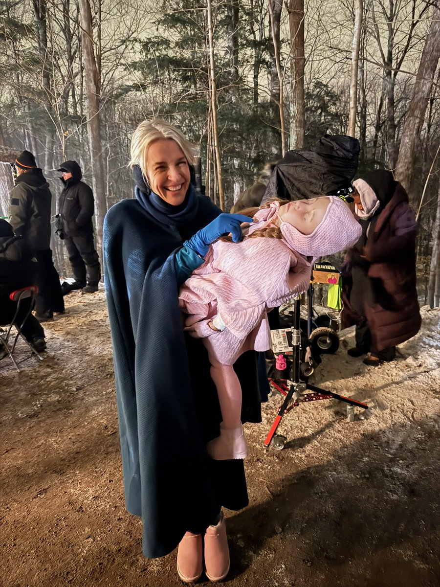 HandmaidsOnHulu's tweet photo. So much love for this cast. ❤️ #TheHandmaidsTale 

📸: Yvonne Strahovski, Ever Carradine, D'Arcy Carden https://t.co/xFaMKcbeCs