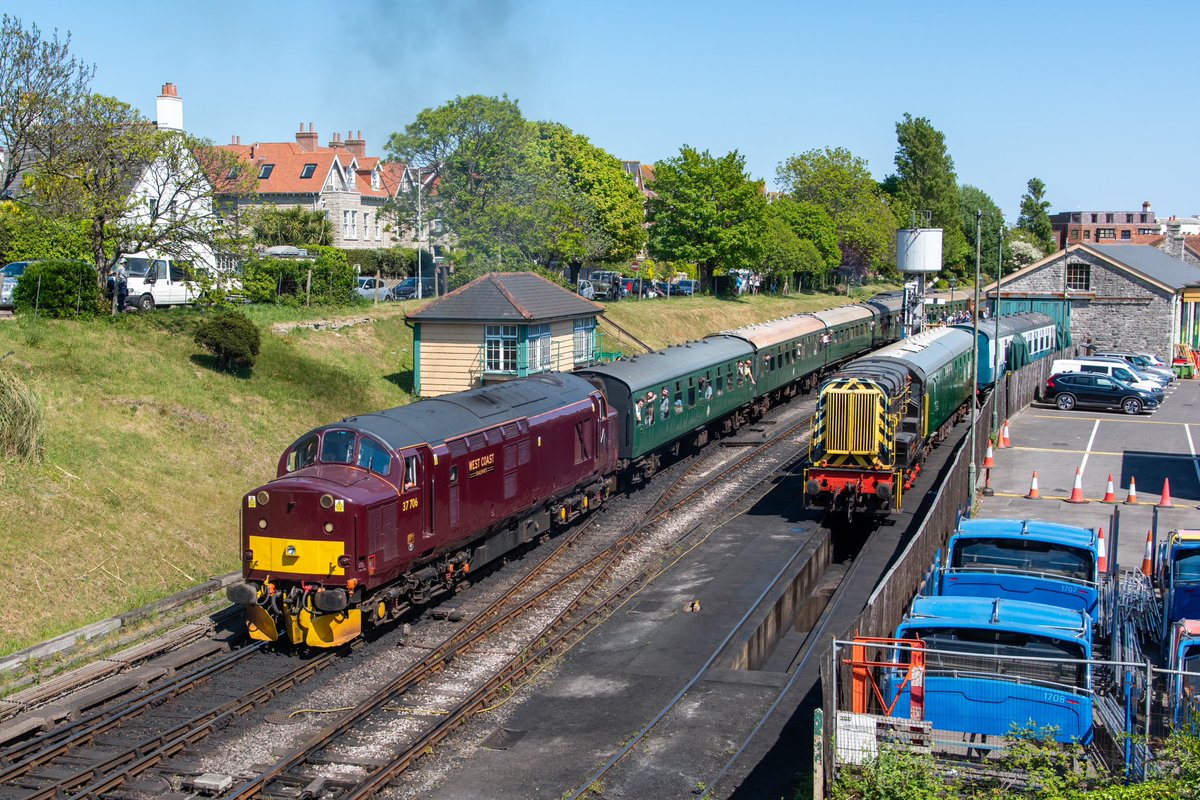 West Coast Railways 37706 departs with the 1430 Swanage to Norden service on day two of the Purbeck Line’s #DieselGala… 10.05.25