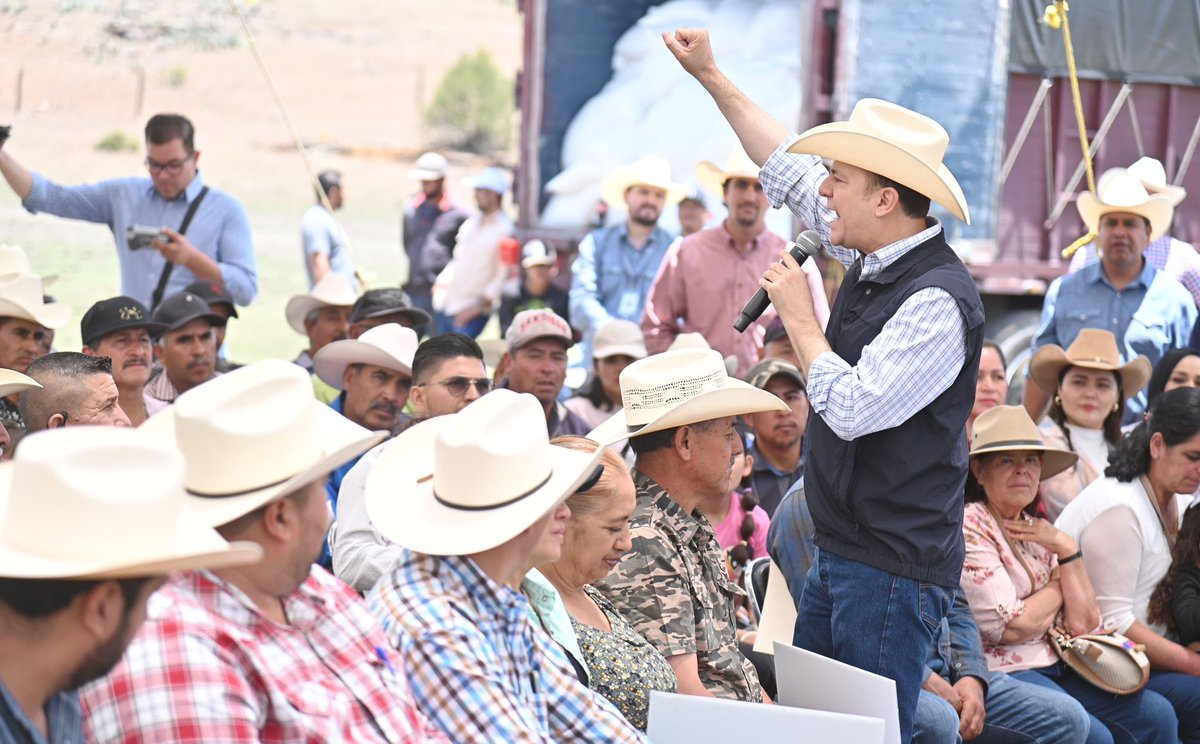 EVillegasV's tweet photo. Apoyamos a 840 productores con 200 toneladas de suplemento alimenticio de calidad en el poblado El Madroño. 🌽🐂

Acciones que sí se sienten y que ayudan a que el ganado esté mejor alimentado y el campo más fuerte, aún en tiempos de sequía. 💪🌾 https://t.co/iRK61cM6pu