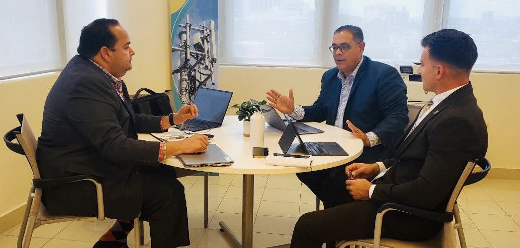 Junta Reglamentadora Servicio Público (@juntajrsp) on Twitter photo 📱🛜 El presidente del <a href="/NETPRonline/">Negociado de Telecomunicaciones de Puerto Rico</a> de la #JRSP, Osvaldo Soto García se reunió con el encargado para Puerto Rico del Departamento de Comercio Federal y personal de FirstNet para revisar los planes y recursos disponibles ante cualquier emergencia en la isla. 📱🛜 El presidente del <a href="/NETPRonline/">Negociado de Telecomunicaciones de Puerto Rico</a> de la #JRSP, Osvaldo Soto García se reunió con el encargado para Puerto Rico del Departamento de Comercio Federal y personal de FirstNet para revisar los planes y recursos disponibles ante cualquier emergencia en la isla.