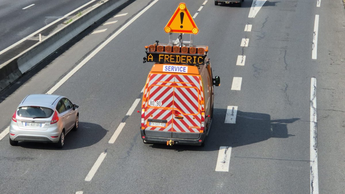 RAutrement's tweet photo. #rennes, #bretagne, #diro : Agents des routes : une opération coup de poing pour dénoncer l’insécurité. https://t.co/O9LhUkt30W https://t.co/Qu8sh6aCDa
