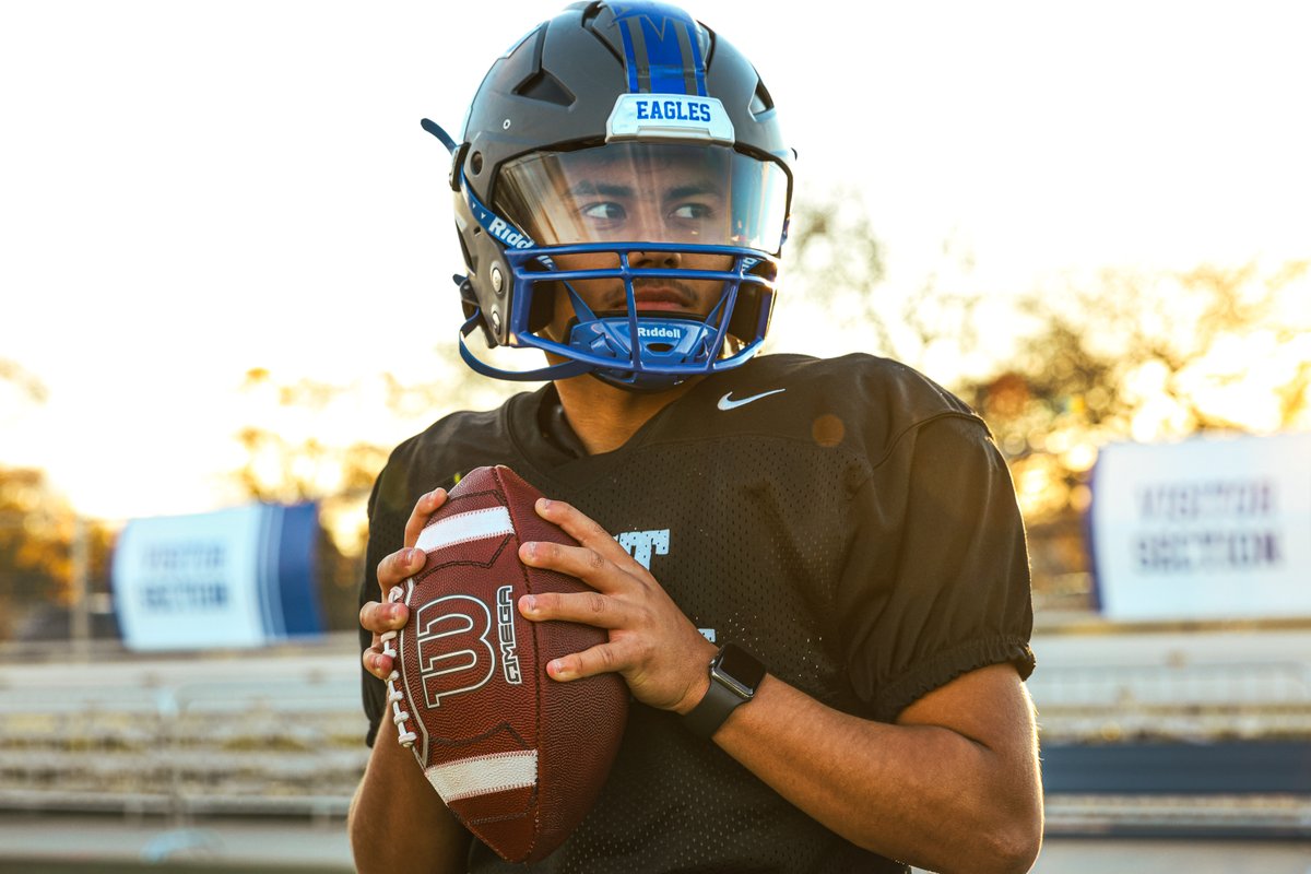 WilsonFootball's tweet image. To perform under the bright lights on Friday, it all starts with putting in work months prior with the right ball.
Shop the Omega Football today and feel the difference. Available below!
#WilsonFootball #SpinIt
--
🏈: bit.ly/OmegaFB25
--
