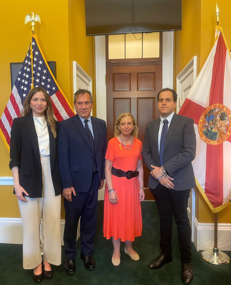Pedro Urruchurtu Noselli (@urruchurtu) on Twitter photo Agradecimos a la Congresista <a href="/RepDWStweets/">Rep. Debbie Wasserman Schultz</a> por su solidaridad permanente con la lucha por la democracia de Venezuela, así como por sus esfuerzos para asegurar el apoyo bipartidista a nuestro país. Le reiteramos la necesidad de avanzar en las iniciativas que procuren la protección Agradecimos a la Congresista <a href="/RepDWStweets/">Rep. Debbie Wasserman Schultz</a> por su solidaridad permanente con la lucha por la democracia de Venezuela, así como por sus esfuerzos para asegurar el apoyo bipartidista a nuestro país. Le reiteramos la necesidad de avanzar en las iniciativas que procuren la protección
